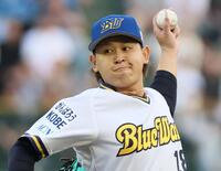 　ブルーウェーブ時代のユニホームを着用し力投する宮城（撮影・立川洋一郎）