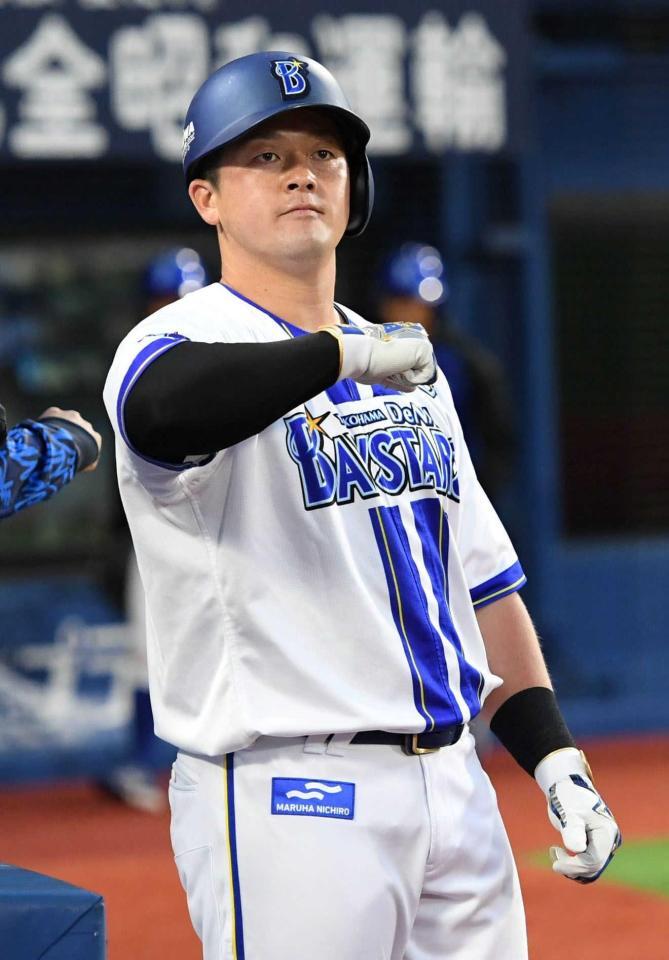 　２回、牧は左中間に９号先制ソロを放ち「デスターシャ！」（撮影・佐藤厚）