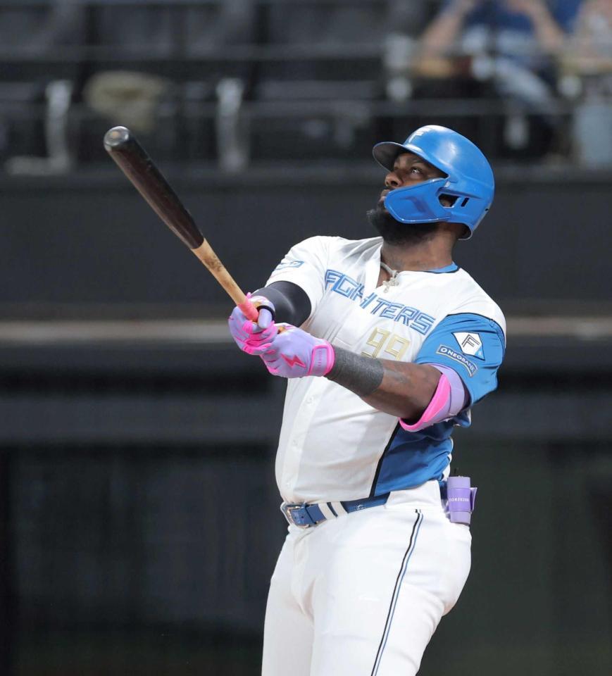 　６回、２ランを放つレイエス