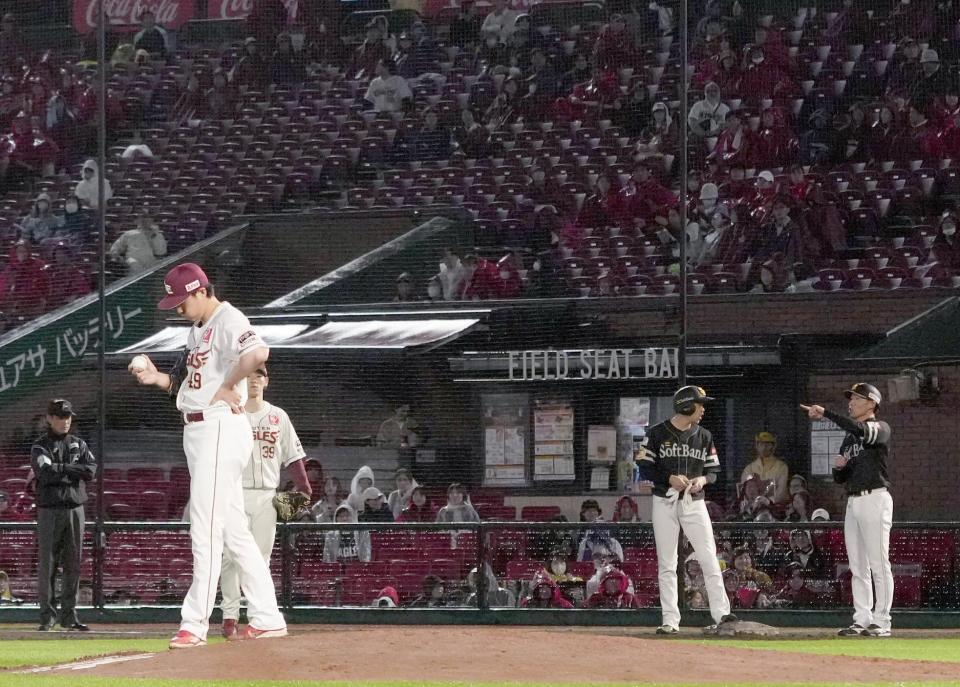 　８回ソフトバンク２死満塁、川瀬（右から２人目）に勝ち越しの四球を与えた楽天・西垣（手前）＝楽天モバイルパーク