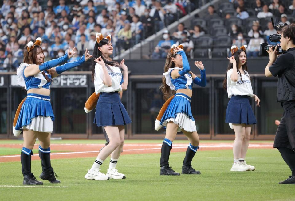 　きつねダンスを踊る乃木坂４６の金川紗耶（左から２人目）と長嶋凛桜（右）＝３０日