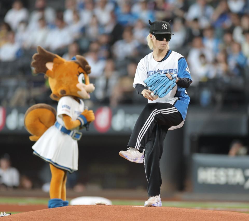 　始球式を行うピラフ星人（撮影・西岡正）