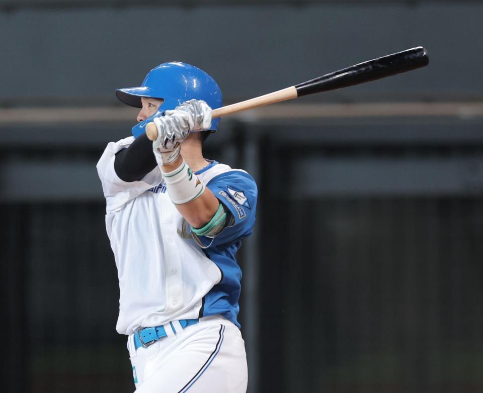 　２回、右越えに先制二塁打を放つ郡司（撮影・西岡正）