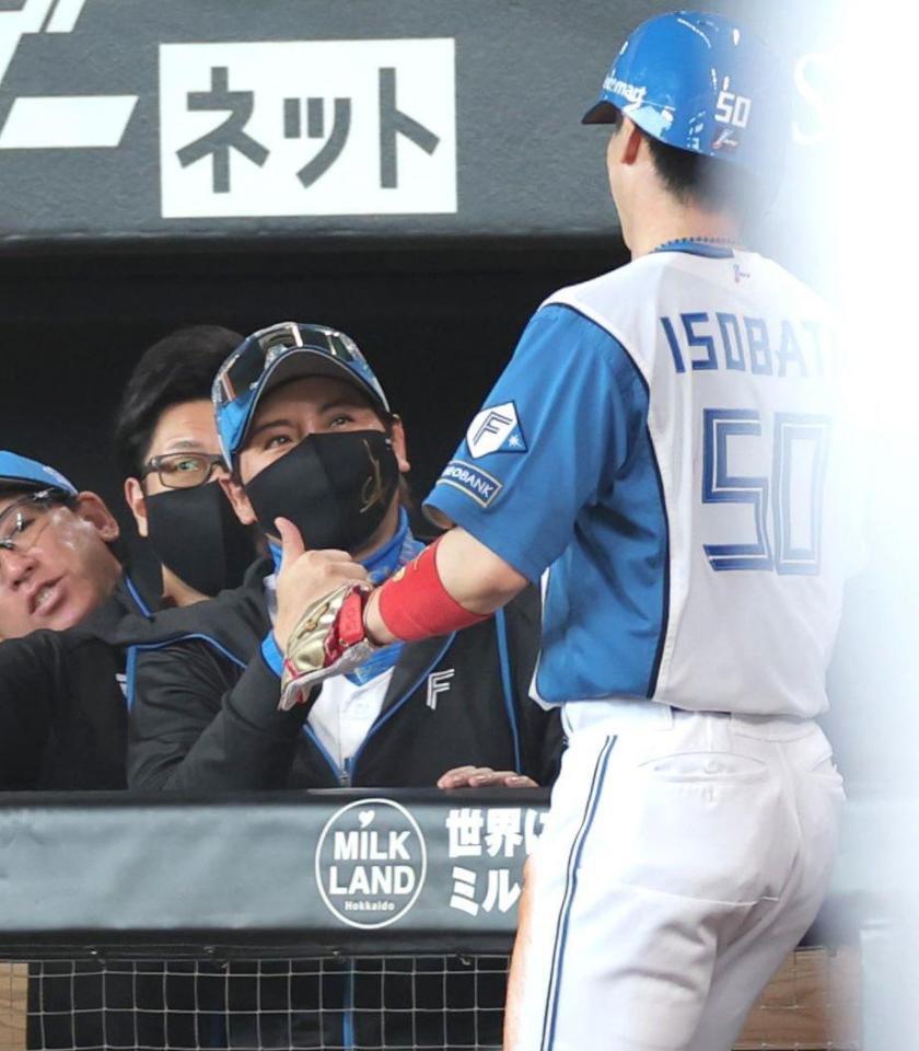 　２回、郡司の先制二塁打で好走塁で生還した五十幡（右）をサムアップポーズで宿泊する新庄監督（撮影・西岡正）