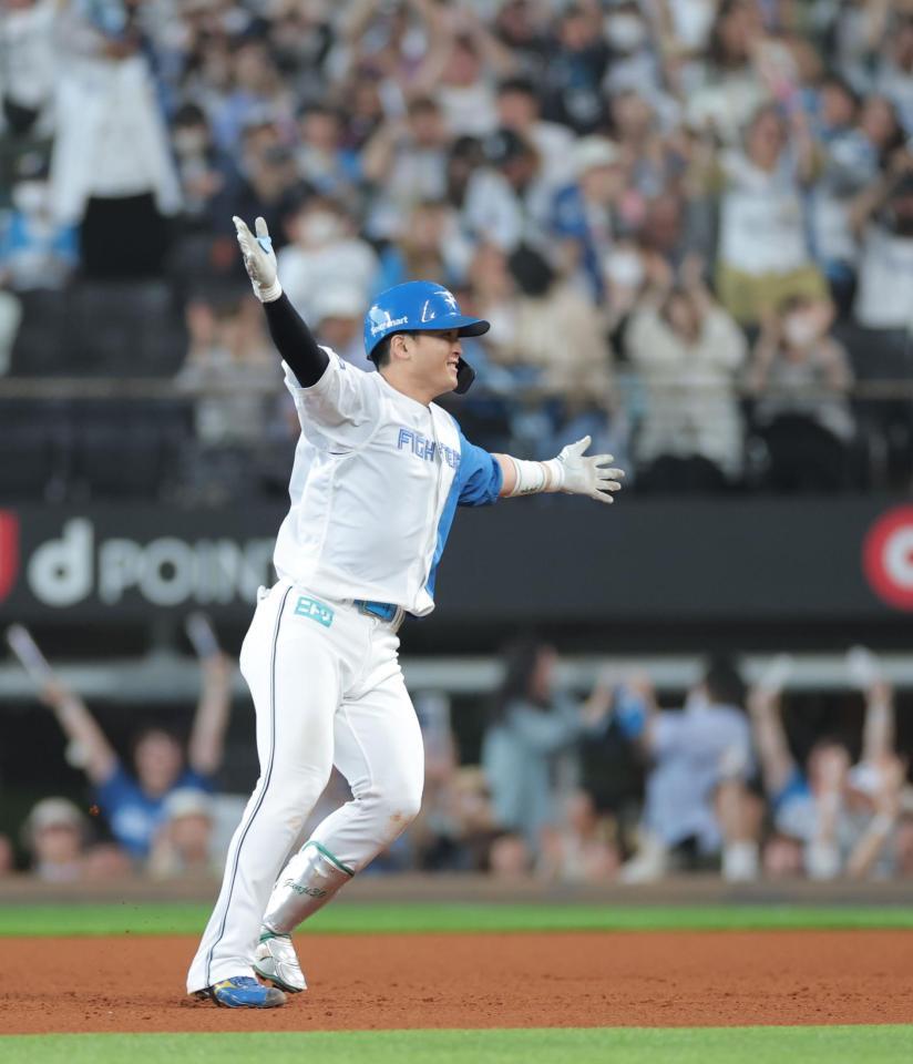 　９回、サヨナラ打を放ち、バンザイする郡司（撮影・西岡正）