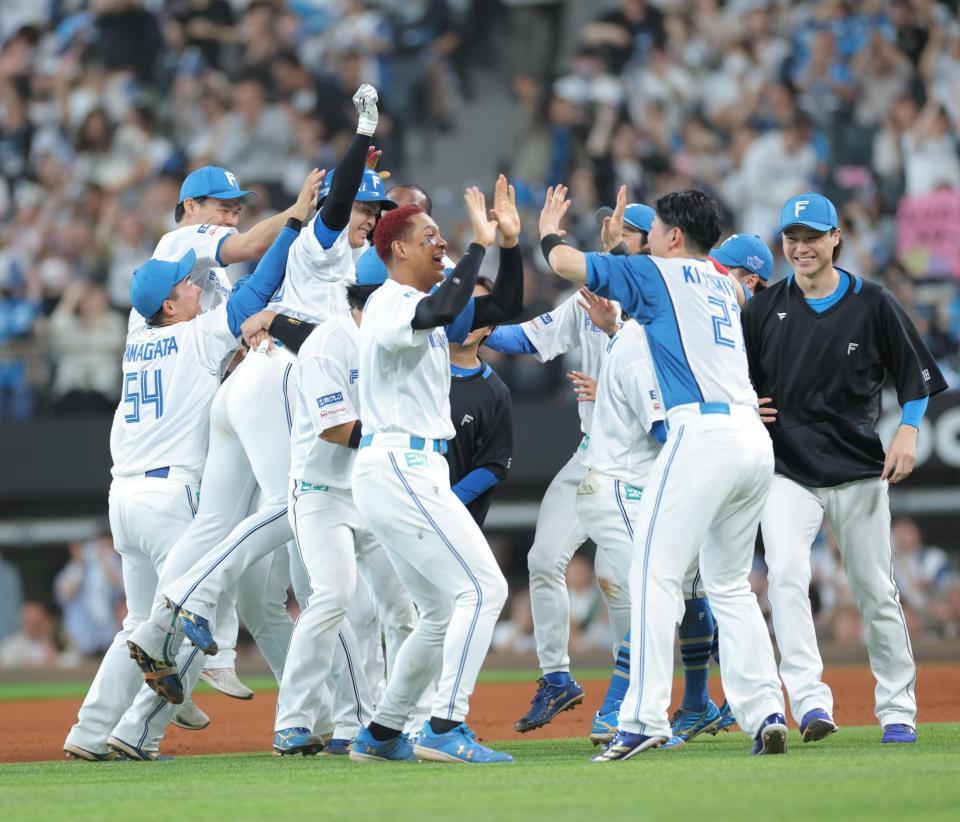 　９回、サヨナラ勝ちに大喜びする日本ハムナイン（撮影・西岡正）