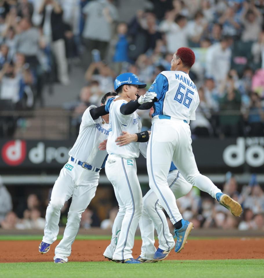 　９回、サヨナラ打を放ち、ナインに祝福される郡司（中央）＝撮影・西岡正