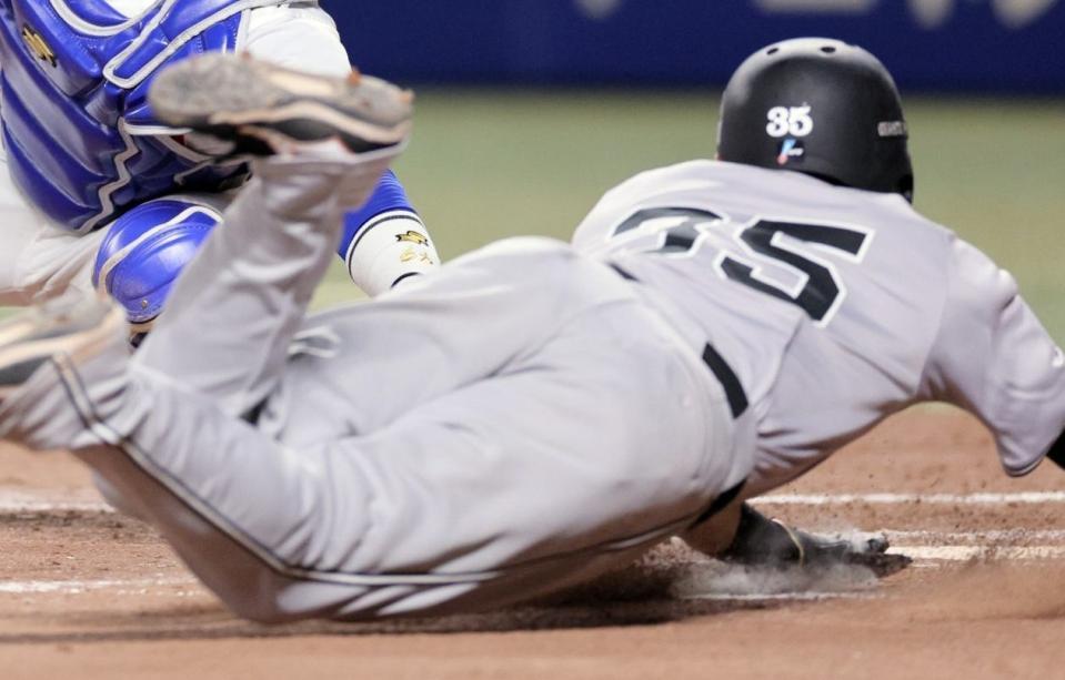 　８回、門脇の左前打で二走・泉口が本塁を突くもタッチアウトに