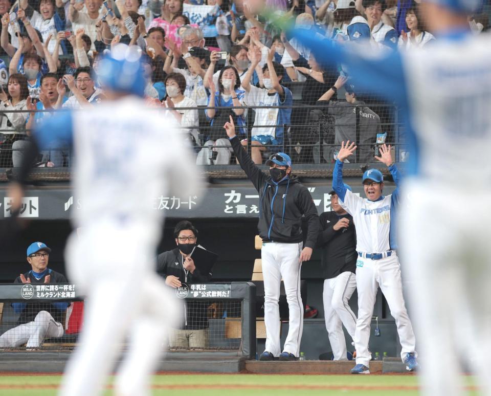 　９回、郡司のサヨナラ打に大きく手を挙げる新庄監督（中央）＝撮影・西岡正