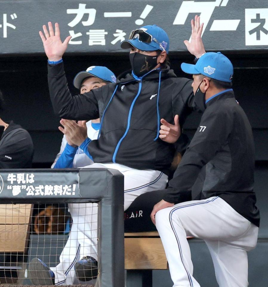 　９回、矢沢の同点打に両手を上げる新庄監督（撮影・西岡正）