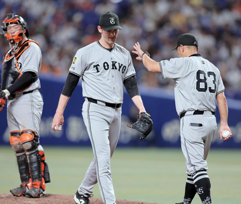 　８回裏、阿部監督（右）に交代を告げられマウンドを降りるケラー