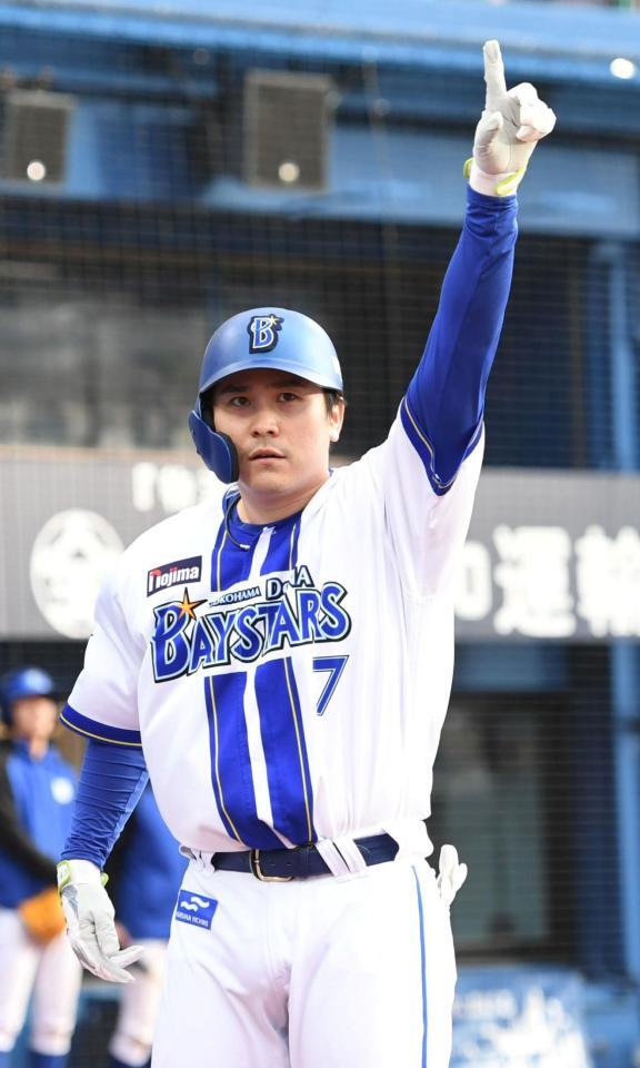 　８回、佐野は右越えに２号勝ち越しソロを放ち、歓声に応える（撮影・佐藤厚）