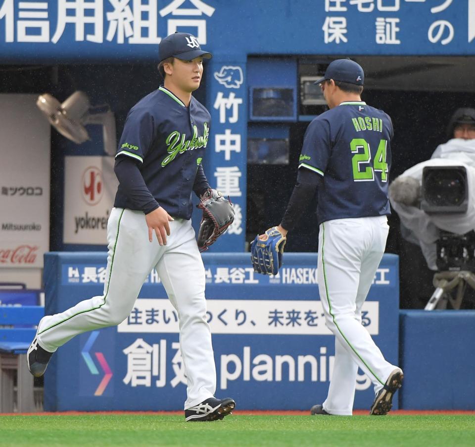 　治療を終えた吉村（左）とすれ違う星（撮影・佐藤厚）