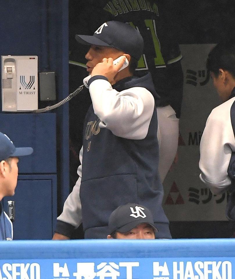 　吉村が治療中、ブルペンと連絡を取る嶋ヘッドコーチ（撮影・佐藤厚）