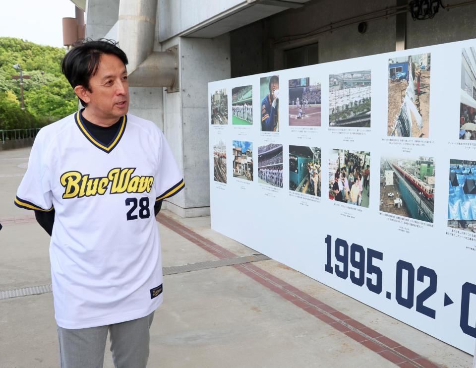 　１９９５年の写真を見て当時を懐かしむ星野伸之氏（撮影・立川洋一郎）