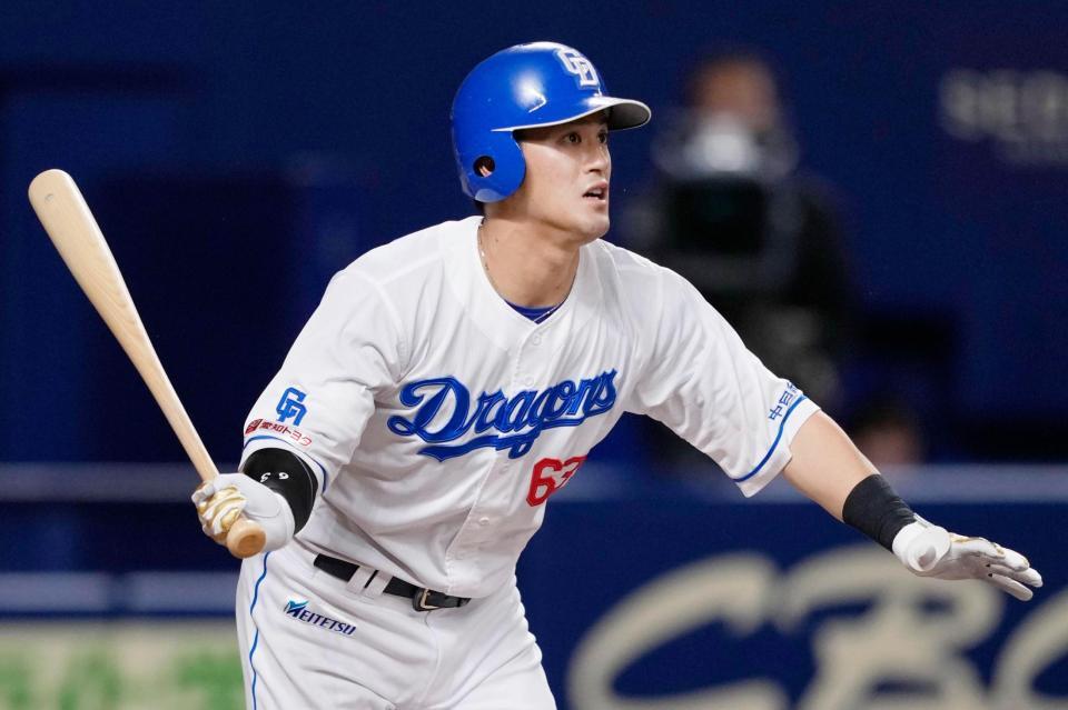 　８回、代打・板山が右翼線に決勝の２点三塁打を放つ