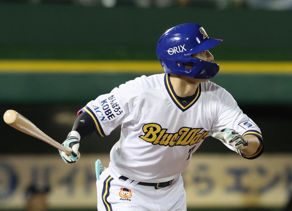 　５回、左中間へ２点適時二塁打を放つ西川（撮影・立川洋一郎）