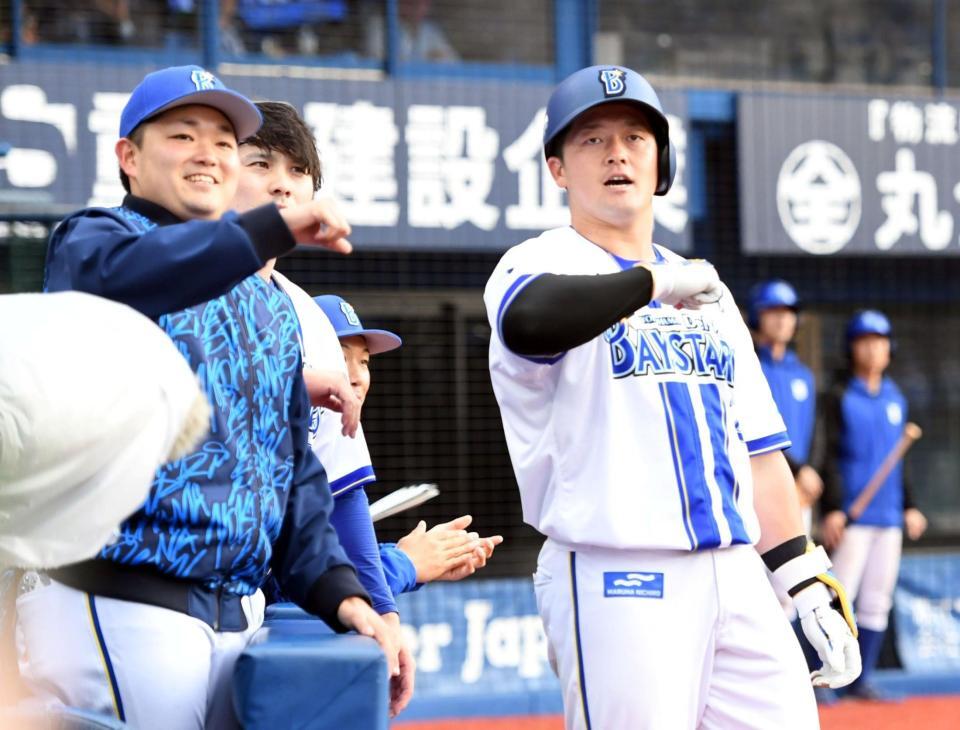 　８回、牧はバックスクリーンに２者連続の１０号ソロを放ち「デスターシャ！」＝撮影・佐藤厚