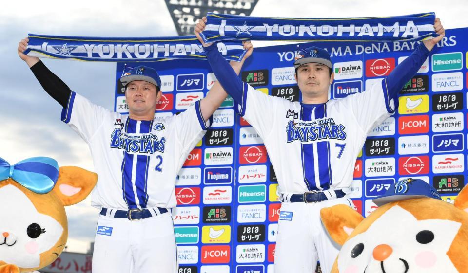 　お立ち台でタオルを掲げる牧（左）と佐野（撮影・佐藤厚）