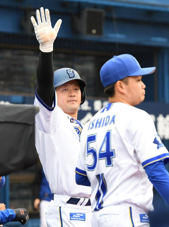 　１回、先制打を放ちライトスタンドからの歓声に手を上げて応える牧（撮影・佐藤厚）