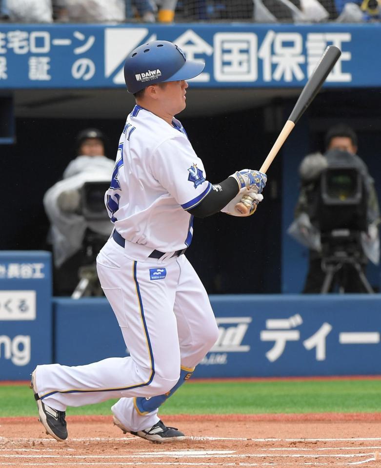 　１回、牧は左前に先制適時打を放つ（撮影・佐藤厚）