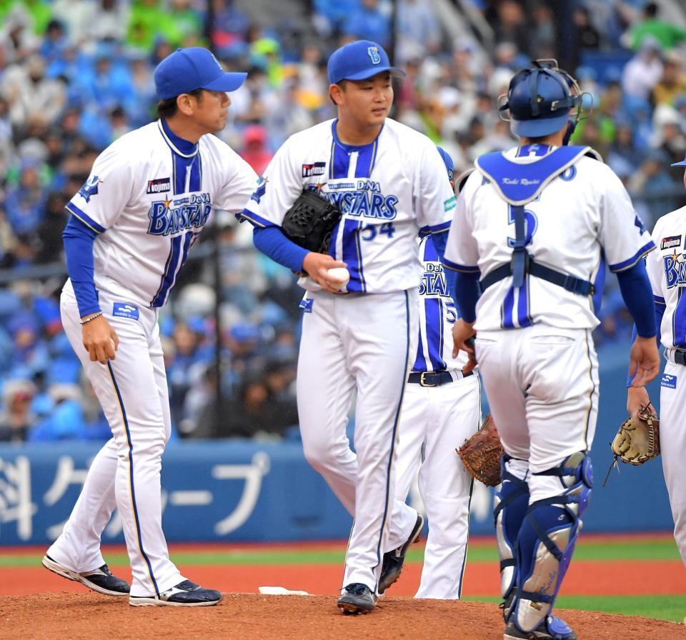 　６回、石田裕（中）を降板させる三浦監督（左）＝撮影・佐藤厚