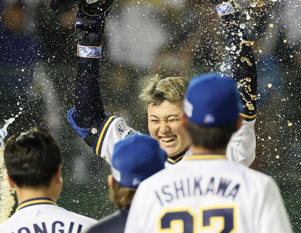 　１１回、サヨナラ本塁打を放って生還しナインに祝福される野口（撮影・立川洋一郎）