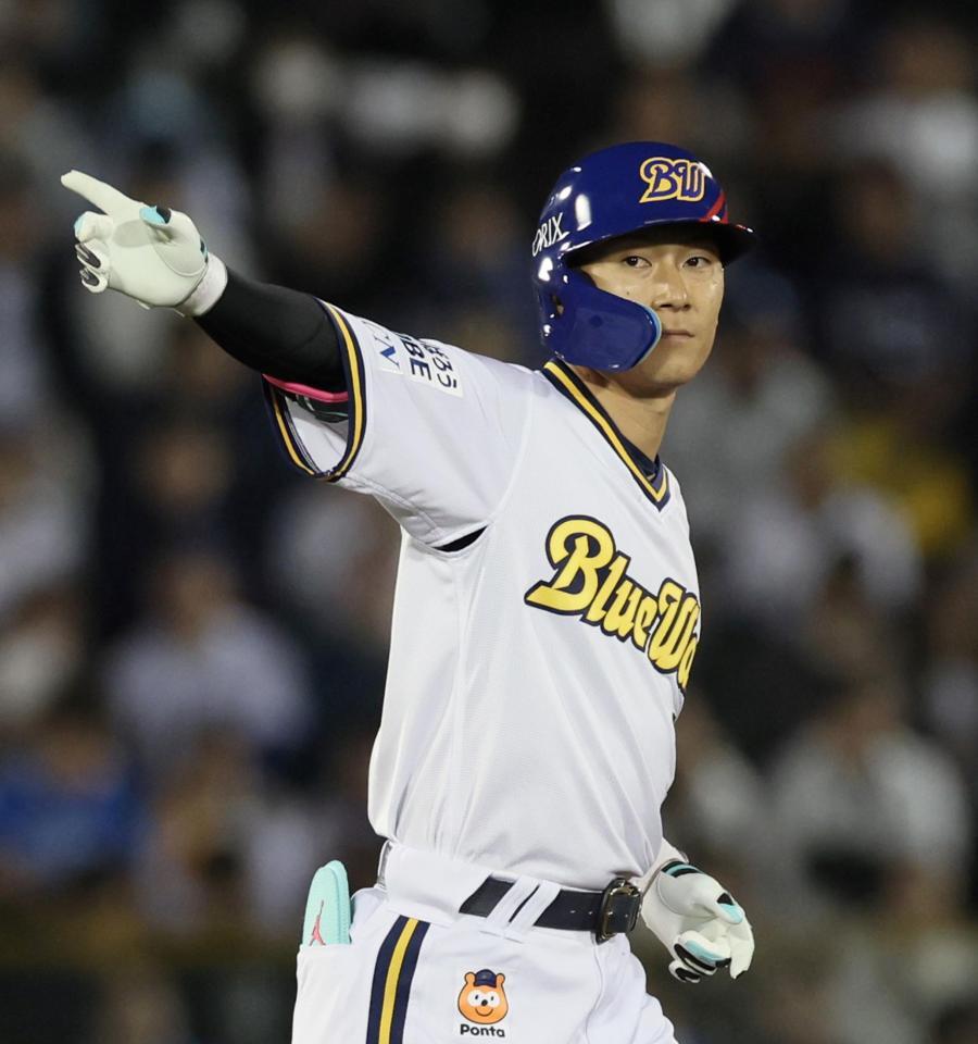 　５回、先制の２点適時二塁打を放ちベンチへ向かってポーズする西川（撮影・立川洋一郎）