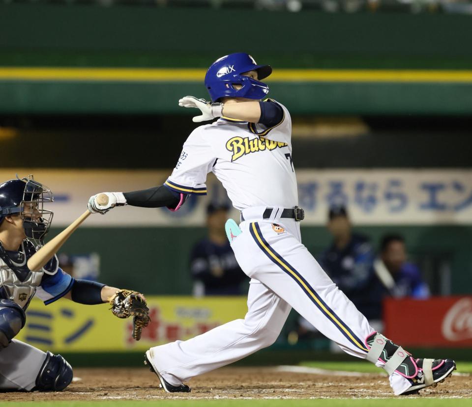 　５回、左中間へ２点適時二塁打を放つ西川（撮影・立川洋一郎）