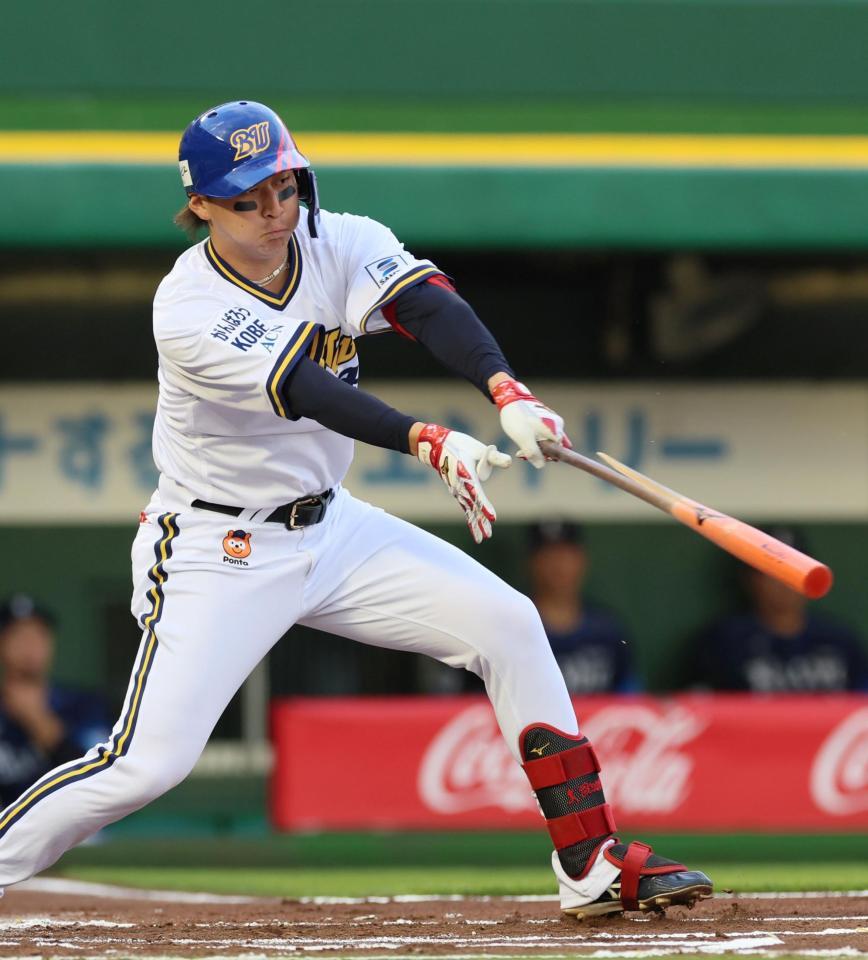 　１回、左前打を放つ紅林（撮影・立川洋一郎）