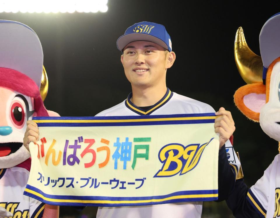 　１１回、サヨナラ本塁打を放ち笑顔を見せる野口（撮影・立川洋一郎）