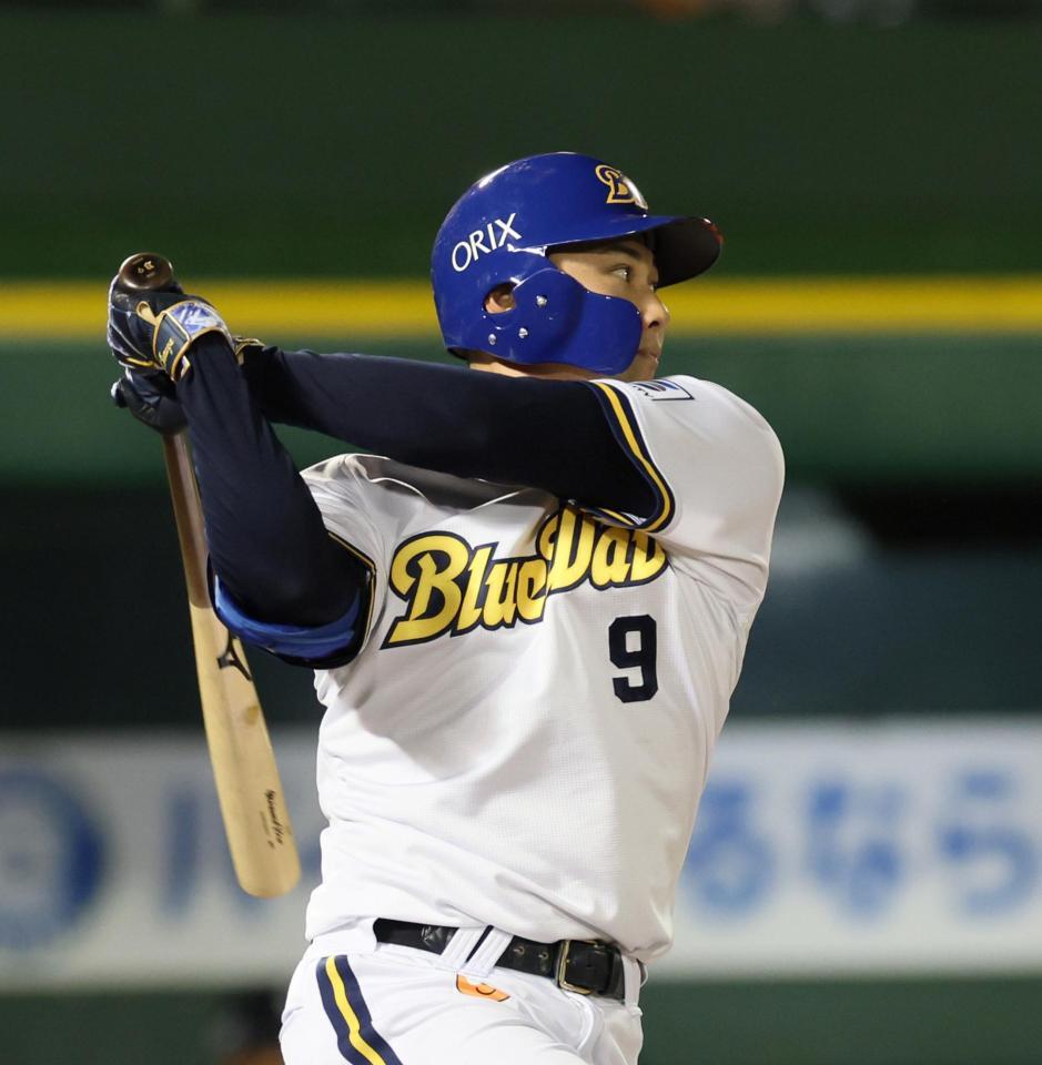 　１１回、左翼スタンドへサヨナラ本塁打を放つ野口（撮影・立川洋一郎）