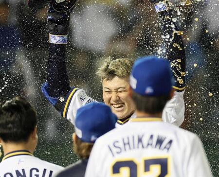 　１１回、サヨナラ本塁打を放ち、ナインに祝福される野口（撮影・立川洋一郎）