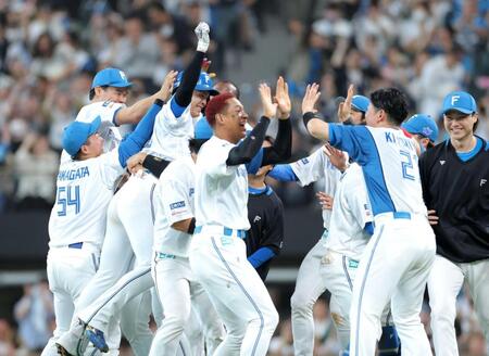 　９回、サヨナラ勝ちに歓喜する日本ハムナイン（撮影・西岡正）