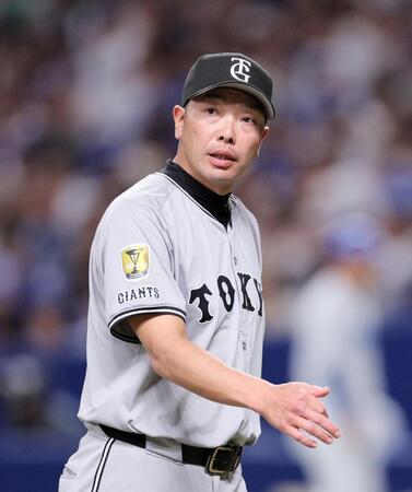 　８回裏、ケラーの交代を告げた阿部監督