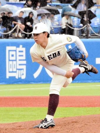 　雨の中、力投を見せる早大・伊藤樹（撮影・間宮涼）