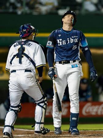 　１０回、２死二、三塁の好機で空振り三振に倒れたネビン