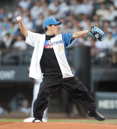 　始球式を行う小野田龍之介（撮影・西岡正）