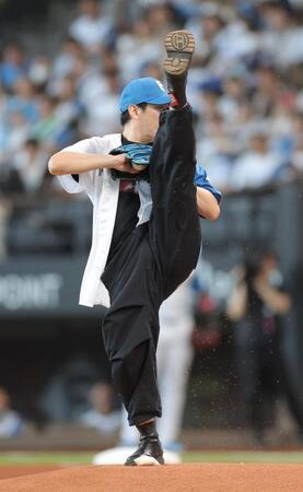 　始球式を行う小野田龍之介（撮影・西岡正）