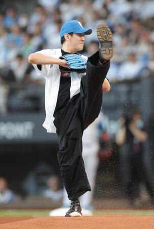 　始球式を行う小野田龍之介（撮影・西岡正）