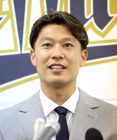 　入団会見に臨み抱負を語る岩崎（撮影・立川洋一郎）