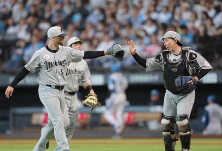 　７回を無失点で終え、寺地（右）とタッチを交わすボス（撮影・西岡正）