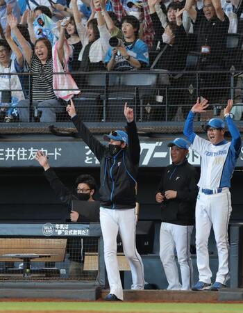 　９回、レイエスのサヨナラソロにバンザイする新庄監督（撮影・西岡正）