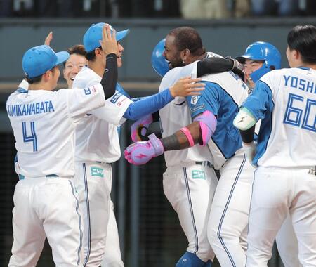 　９回、サヨナラ本塁打を放ち、ナインと抱き合うレイエス（中央）＝撮影・西岡正