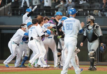 　９回、サヨナラ本塁打を放ったレイエス（９９）を祝福する日本ハムナイン（撮影・西岡正）