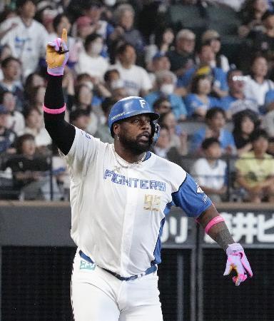 　９回、サヨナラ本塁打を放ちポーズをとる日本ハムのレイエス＝エスコンフィールド