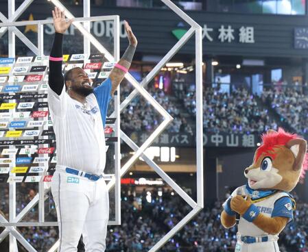 　お立ち台でスタンドに向かって両手を振るレイエス（撮影・西岡正）