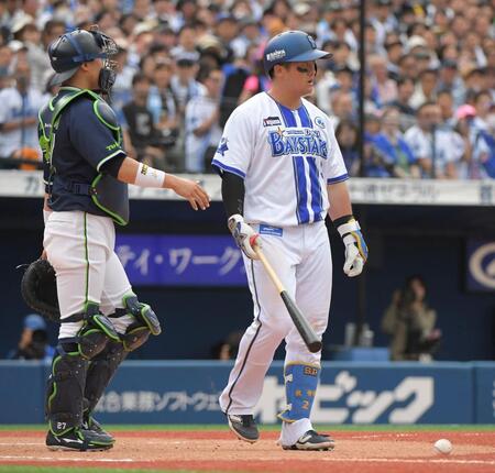 　８回、牧は死球を受け、大西をにらみつける（撮影・佐藤厚）