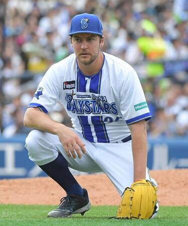 　８回、オスナを右飛に打ち取り、ひざまずくバウアー（撮影・佐藤厚）