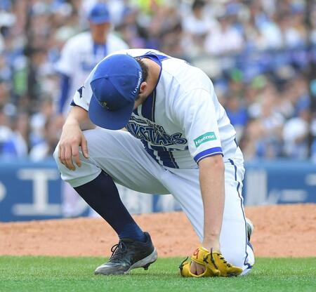 　８回、オスナを右飛に打ち取り、ひざまずくバウアー（撮影・佐藤厚）